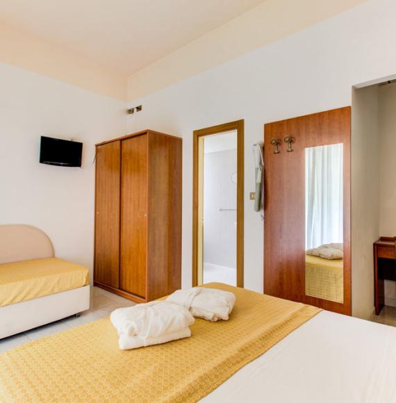 veladorohotel it camere-hotel-3-stelle-rimini 007