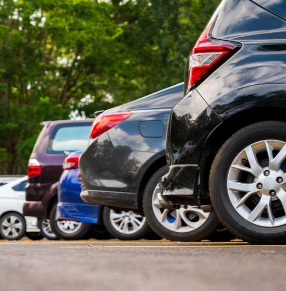 Auto parcheggiate in fila, colori vivaci, atmosfera tranquilla.